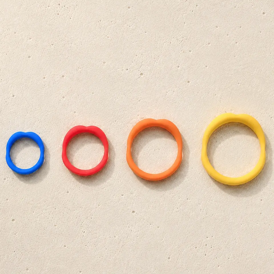 vier bunte Penisringe